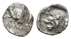 MISIA, Cícico. Hemióbolo. (Ar. 0,15g/7mm). 500-490 a.C. (Klein 265). Anv: Parte delantera de jabalí a izquierda, detrás atún. Rev. Cabeza de león a iz...
