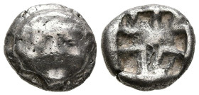 MYSIA, Parion. Dracma. (Ar. 3,33g/13mm). Siglo V a.C. (SNG Copenhagen 256). Anv: Cabeza de Gorgona de frente. Rev: Cuadrado incuso. MBC-.