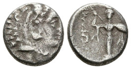 MISIA, Pérgamo. Dióbolo. (Ar. 1,21g/11mm). 310-282 a.C. (SNG BN 1556-66). Anv: Cabeza de Herácles con piel de león a izquierda. Rev: Estatua de Pallas...