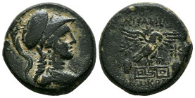 PHRYGIA, Apameia. Ae20. (Ae. 8,62g/22mm). 88-40 a.C. (SNG Copenhagen 164; HGC 7, 670). Anv: Busto de Atenas a derecha. Rev: Aguila sobre decoración en...