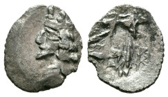 REYES DE PERSIA, Artaxerxes II. Hemidracma. (Ar. 0,45g/12mm). Siglo I a.C. Istakhr. (Alram 571). Anv: Busto drapeado y coronado de Artaxerxes II a izq...