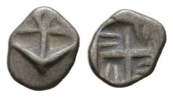 TRACIA, Apolonia Pontica. Obolo. (Ar. 0,21g/6mm). 494-470 a.C. (SNG Stancomb 32). Anv: Ancla. Rev: Cruz con delfines en los cuadrantes. MBC-.