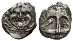 TRACIA, Apolonia Pontica. Dracma. (Ar. 3,18g/14mm). 480-450 a.C. (SNG BM 153). Anv: Cabeza de Gorgona de frente. Rev: Ancla entre langosta y A. MBC.