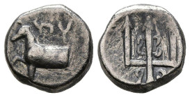 TRACIA, Byzantion. Hemidracma. (Ar. 1,87g/11mm). 387-340 a.C. (HGC 3.2, 1388). Anv: Parte delantera de vaca a izquierda, debajo delfín, encima dos let...
