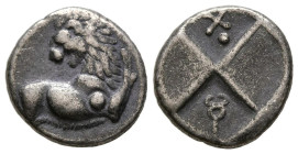 TRACIA, Chersonesos. Hemidracma. (Ar. 2,30g/13mm). 400-350 a.C. (Seaby 1602-6). Anv: Parte delantera de león a izquierda. Rev: Cuatripartito incuso co...