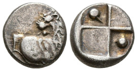 TRACIA, Chersonesos. Hemidracma. (Ar. 2,35g/12mm). 400-350 a.C. (Seaby 1607). Anv: Parte delantera de león a izquierda. Rev: Cuatripartito incuso con ...