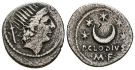 GENS CLAUDIA. Denario. (Ar. 3,24g/19mm). 42 a.C. Roma. (Crawford 494/21; FFC 568). Anv: Cabeza radiada de Sol a derecha, detrás carcaj. Rev: Creciente...