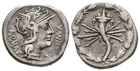 GENS FABIA. Denario. (Ar. 3,76g/18mm). 127 a.C. Roma. (Crawford 265/1; FFC 693). Anv: Cabeza de Roma a derecha, debajo estrella, alrededor leyenda: Q ...