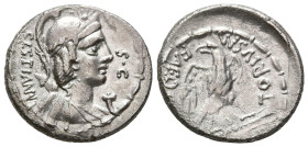 GENS PLAETORIA. Denario. (Ar. 3,71g/18mm). 67 a.C. Roma. (Crawford 409/1; FFC 696). Anv: Busto con casco de la diosa Vacuna a derecha, delante cornuco...