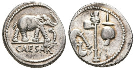 JULIO CESAR. Denario. (Ar. 4,02g/18mm). 54-51 a.C. Ceca militar móvil. (Crawford 443/1; FFC 50). Anv: Elefante avanzando a derecha, delante serpiente,...