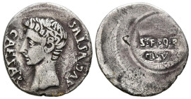 AUGUSTO. Denario. (Ar. 3,12g/20mm). 19-18 a.C. Colonia Caesaraugusta. (RIC 42b). Anv: Cabeza de Augusto a izquierda, alrededor leyenda: CAESAR AVGVSTV...