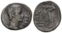 AUGUSTO. Denario. (Ar. 3,42g/19mm). 15-13 a.C. Lugdunum. (RIC 171a). Anv: Cabeza de Augusto a derecha. Rev: Apollo Citharoedus de Actium estante a izq...