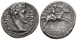 AUGUSTO. Denario. (Ar. 3,73g/14mm). 8-7 a.C. Lugdunum. (RIC 199). Anv: Cabeza laureada de Augusto a derecha, alrededor leyenda: DIVI F AVGVSTVS. Rev: ...
