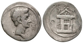 AUGUSTO. Denario. (Ar. 3,21g/21mm). 29-27 a.C. Roma. (RIC 266). Anv: Cabeza de Augusto a derecha. Rev: Templo con inscripción: IMP CAESAR, Victoria so...