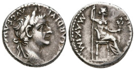 TIBERIO. Denario. (Ar. 3,88g/17mm). 14-37 d.C. Lugdunum. (RIC 30). Anv: Cabeza laureada de Tiberio a derecha portando cetro, alrededor leyenda: TI CAE...