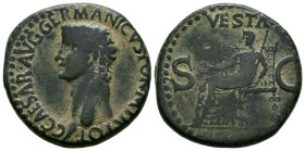 CALIGULA. As. (Ae. 12,91g/27mm). 39-40 d.C. (RIC 47). Anv: Cabeza de Calígula a izquierda, alrededor leyenda: C CAESAR DIVI AVG PRON AVG P M TRP III P...