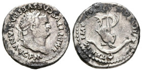 TITO. Denario. (Ar. 2,95g/18mm). 80 d.C. Roma. (RIC 112). Anv: Cabeza laureada de Tito a derecha, alrededor leyenda: IMP TITVS CAES VESPASIAN AVG P M....