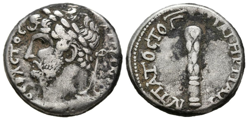 ADRIANO. Didracma. (Ar. 6,04g/20mm). 128 d.C. Caesaraea. (RPC 3116). Anv: Cabeza...