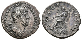 ADRIANO. Denario. (Ar. 3,20g/18mm). 120-121 d.C. Roma. (RIC 367). Anv: Busto laureado y drapeado de Adriano a derecha, alrededor leyenda: IMP CAESAR T...