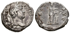 ADRIANO. Denario. (Ar. 2,80g/18mm). 133-135 d.C. Roma. (RIC 2047). Anv: Cabeza laureada de Adriano a derecha, alrededor leyenda: HADRIANVS AVG COS III...