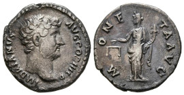ADRIANO. Denario. (Ar. 3,03g/18mm). 136 d.C. Roma. (RIC 2224). Anv: Cabeza de Adriano a derecha, alrededor leyenda: HADRIANVS AVG COS III P P. Rev: Mo...