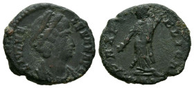 HELENA. Follis. (Ae. 2,02g/16mm). 330 d.C. Constantinopla. (RIC 33). Anv: Busto diademado y drapeado de Helena a derecha, alrededor leyenda: FL IVL HE...