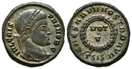CRISPO. Follis. (Ae. 3,11g/19mm). 317-326 d.C. Siscia. (RIC 153). Anv: Cabeza laureada de Crispo a derecha, alrededor leyenda: IVL CRISPVS NOB C. Rev:...