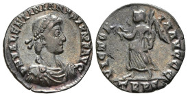 VALENTINIANO II. Silcua. (Ar. 1,54g/17mm). 375-378 d.C. Treveri. (RIC 43). Anv: Busto laureado, drapeado y con coraza de Valentiniano II a derecha, al...