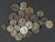 IMPERIO ROMANO. Interesantísimo conjunto formado por 36 piezas, en su mayoría bronces pequeños de diferentes emperadores. Destacan un nuen número de p...