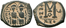 JUSTINO II. Follis. (Ae. 12,42g/31mm). 569-570 d.C. Nicomedia. (Seaby 369). Anv: Justino II y Sophia sentados de frente, alrededor leyenda: D N IVSTIN...