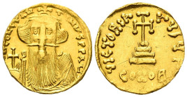 CONSTANTE II. Sólido (Au. 4,19g/19mm). 651-654 d.C. Constantinopla. (Seaby 956). Anv: Busto de frente barbado con corona y clámide, sosteniendo globo ...