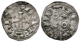 ALFONSO VI (1073-1109). Dinero. (Ve. 0,80g/18mm).Toledo. (FAB-8.2). Anv: Cruz patada dentro de gráfila, alrededor leyenda: ANFVS REX. Rev: Dos roeles ...