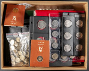 JUAN CARLOS I (1975-2014). Extensa colección de cientos de monedas expuestas en álbumes, hojas y bolsas con una gran variedad de módulos, fechas y tip...