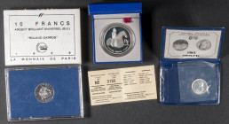 FRANCIA. Bonito conjunto de 3 piezas en plata ( 2 monedas de 10 Francs y 1 medalla conmemorativas) con sus corrrespondientes estuches originales. SC. ...