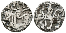 INDIA, Samanta Deva (850-1000 d.C.). Dracma. (Ar. 2,85g/17mm). (Mitchiner 1585). Anv: Toro a izquierda. Rev: Jinete con lanza a derecha. MBC.