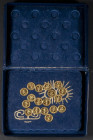 VENEZUELA. Estuche original y completo compuesto por 18 Caciques de Venezuela diferentes. Peso y medida estandar por unidad: 1,46g/14mm. Oro de 0.900 ...