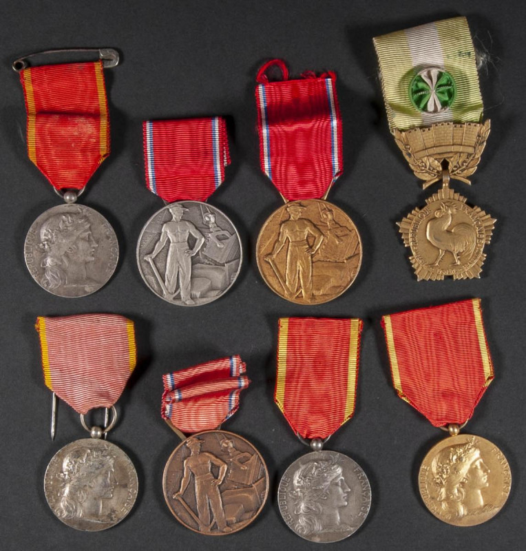 FRANCIA. Interesante conjunto de 8 Insignias Conmemorativas acuñadas por La Soci...