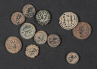 Conjunto de 11 bronces pequeños de distintos emperadores del bajo imperio romano, incluye bronce de Gades. A EXAMINAR.