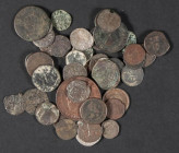 Conjunto de decenas de monedas de bronce de distintos reyes medievales y de la Monarquía Española. A EXAMINAR.