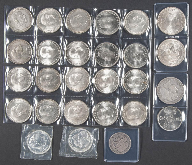 Interesante conjunto de 27 piezas en su mayoría de plata y acuñadas principalmen...