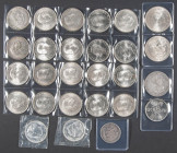 Interesante conjunto de 27 piezas en su mayoría de plata y acuñadas principalmente en España. Destacan 17 monedas de 100 Pesetas 1966 (*66 y 67) así c...