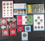 MONEDA EXTRANJERA. Interesante conjunto formado por decenas de monedas en su mayoría conmemorativas expuestas en estuches, set y carteras de diferente...