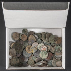 Conjunto de mas de 120 monedas de distintas épocas, calidades y materiales, la mayoría de ellas sin limpiar. A EXAMINAR.