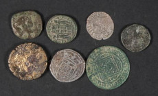 Interesante conjunto formado por 8 monedas de diversos periodos históricos (Romano, Medieval, Edad Moderna…). Diferentes estados de conservación. A EX...