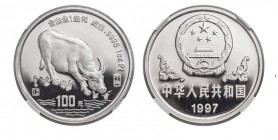 China 100 Yuan in Platin, 1997. Lunar Series, Jahr des Ochsen. NGC PROOF-69 ULTRA CAMEO. Fr-B71, KM-1008. Platin. Auflage von 300 Stück. NGC PROOF-68 ...