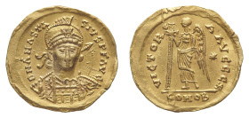 Theoderic (493-526) - Solidus 493-526 struck in the name of Anastasius (491-518) - Mint: Rome - Obverse: Helmeted, pearl-diademed and cuirassed bust f...