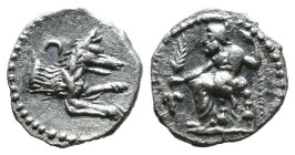 (Silver, 0.61g 11mm)

LYCAONIA. Laranda. (Circa 324/3 BC). AR Obol.

Obv: Baal seated left on throne, holding grain ear, grape bunch and sceptre.....