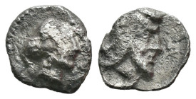 (Silver, 0.51g 9mm)

Satrap Tiribazos 386-380 v. Chr.. Obol, Mallos.