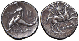 CALABRIA Taranto - Nomos (240-228 a.C.) - Cavaliere a d. - R/ Taras su delfino a s. - S. ANS 1253 var. AG (g 6,17) RR Ritocchi nei campi
BB