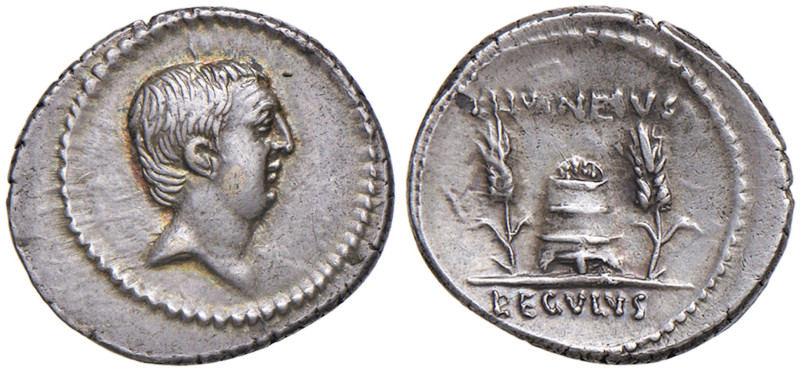 Livineia - L. Livineius Regulus - Denario (42 a.C.) Testa di Livineio Regolo a d...